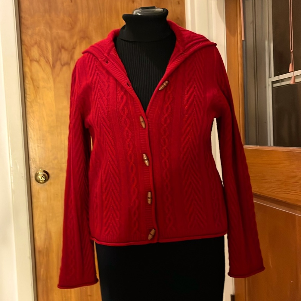 Timeless classic Aran style XL wool cardigan from Skyr. Dark red & wood buttons